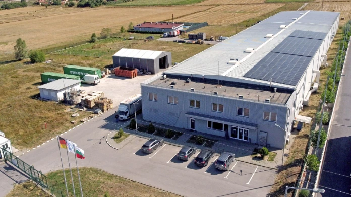 Luftaufnahme des Produktionsstandorts von DF Bulgaria in Dragoman mit Photovoltaikanlage auf dem Dach der Produktionshalle.