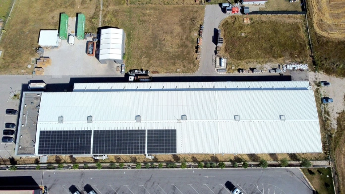 Photovoltaikanlage auf dem Dach der Produktionshalle von DF Bulgaria in Dragoman, umgeben von der Landschaft Westbulgariens.